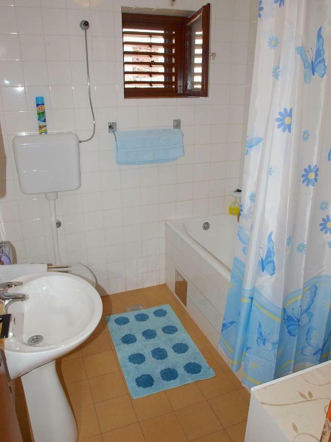Apartments Mirja - 100M From The Beach & Parking Trogir Eksteriør billede